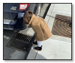 auriane looking at the sewer