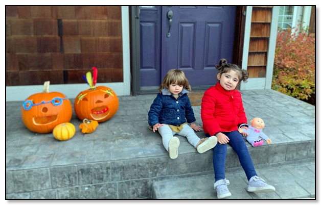 Aurien and Leandra with pumpkins Halloween 2020