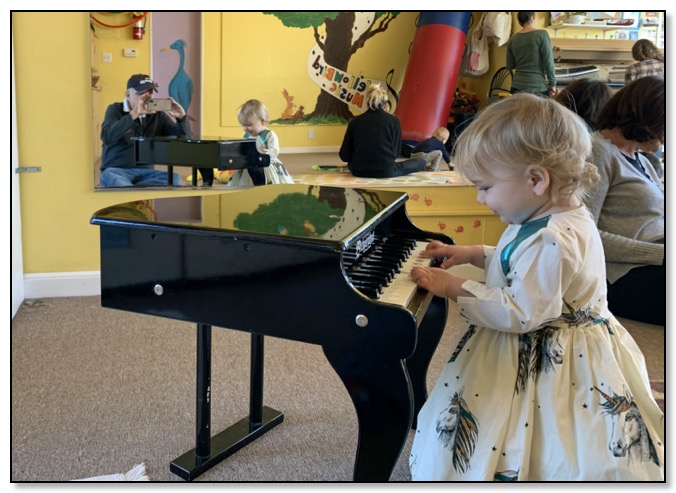 Azelle little piano music class Jan 2020