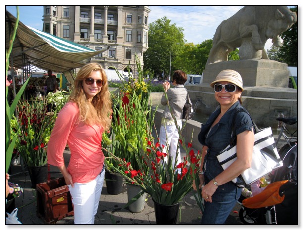 naz and mel at market Aug 2008